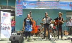 Ban nhạc Mỹ hâm nóng bầu không khí Festival tại BV Trung ương Huế